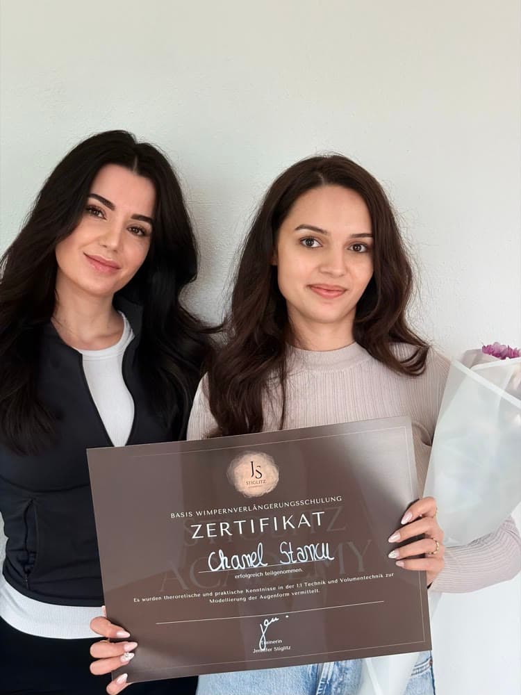 Chanel mit Zertifikat nach der Wimpernschulung
