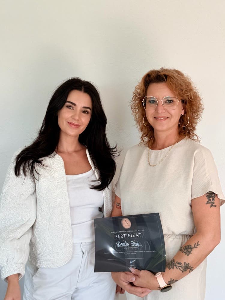 Daniela mit Zertifikat nach der Wimpernschulung